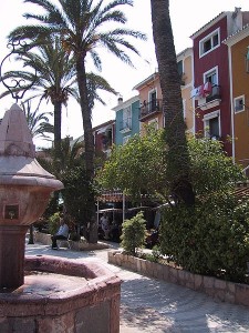 Calle t&iacute;pica de Villajoyosa